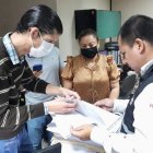 Los funcionarios de la Fiscalía revisaron documentación relacionada al contrato investigado.