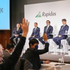 Empresas.- Un grupo de representantes de Rapidus y IBM.