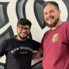 Lucas Florentino (i) le hizo el tatuaje de Lionel Messi a Nicolás Melena.