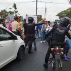 Trabajadores de la empresa Turbo Limpieza, que brinda sus servicios al hospital Teodoro Maldonado Carbo, protestan afuera de la entidad, en la avenida 25 de Julio.
