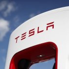 Fotografía de archivo del logo de Tesla.