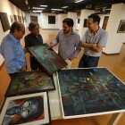 La selección. Joaquín Serrano (izq.), junto a Hernán Zúñiga, Abdón Segovia y Christian Moreano, con ‘La  solterona’ en sus manos, el famoso cuadro del Tábara realista, de 1951.