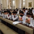 Guayaquil. Los alumnos llevan una flor blanca como ofrenda a la Virgen.