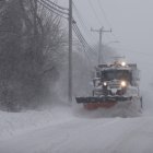 Vista de una vía afectada por una tormenta de nieve, en una fotografía de archivo. EFE/