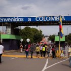 Personas cruzan el Puente Internacional Simón Bolívar rumbo a Cúcuta, Norte de Santander (Colombia), en una fotografía de archivo. EFE/Rayner Peña