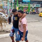 Machala. Uno de los heridos es trasladado caminando hasta un centro de salud por un familiar.