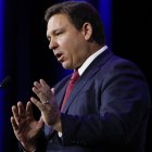 El gobernador de Florida, Ron DeSantis, en una fotografía de archivo. EFE/Caroline Brehman