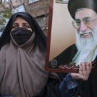 Una mujer muestra una imagen del líder supremo de Irán, Ali Jameneí, durante un reciente acto de apoyo al Gobierno. EFE/Jaime León