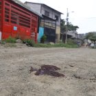 La víctima quedó sobre la calzada de tierra, boca arriba.