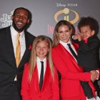 Fotografía de archivo donde aparece el bailarín Stephen "tWitch" Boss (i), junto a su familia.