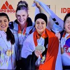 Bella Paredes (i) junto a las medallas de oro y plata del Mundial en Colombia.