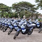 Adquisición. Además de las motos, se compraron camionetas y un bus.