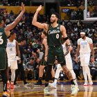 Jayson Tatum (c) comandó a los Celtics a un triunfazo en la prórroga en el 122-118 ante Lakers.