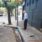 Carlos Rodríguez muestra el sitio donde está taponada la alcantarilla, en el barrio Orellana.