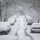 Vista de autos cubiertos por nieve tras una tormenta invernal, en una fotografía de archivo. EFE/Jim Lo Scalzo