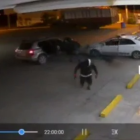 Las cámaras del lugar registraron la agresión.