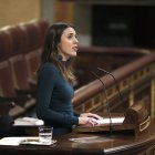 La ministra de Igualdad, Irene Montero, interviene durante el pleno que este jueves se celebra el Congreso. EFE/ Juan Carlos Hidalgo