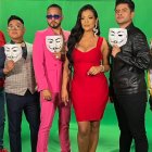 Reynaldo Vásquez, Leonardo Quezada, Santiago Castro, Dora West y Poncho Quintero y Dietter Hoffman integran el staff de presentadores del espacio de farándula.