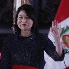 La ministra de Relaciones Exteriores de Perú, Ana Cecilia Gervasi Diaz (d), el 10 de diciembre de 2022. EFE/Paolo Aguilar