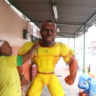 Artesanos. Los comerciantes le dan los últimos retoques a los monigotes que continúan elaborando. Esperan que las ventas en este 2022 sean mejores que años anteriores.