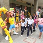 Monigotes. A lo largo de la calle 6 de Marzo se observa toda clase de muñecos que están a la venta. Los deportistas y los artistas, entre los más vendidos.