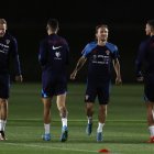 EVE2270. DOHA, 15/12/2022.- Los jugadores de Croacia Dejan Lovren (d), Luca Modric (2d), Ivan Perisic (2i), y Domagoj Vida (i) durante el entrenamiento de su selección este jueves, de cara al partido por el tercer puesto del Mundial Qatar 2022 que les enfrenta a Marruecos. EFE/Alberto Estévez