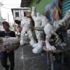 Trabajos. En plena vía se observa el trabajo artesanal.