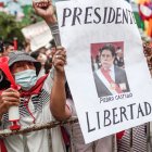 Manifestantes muestran su apoyo hacia el presidente Pedro Castillo y su exigen libertad hoy, en los exteriores del recinto donde se encuentra Castillo, en el distrito de Ate en Lima (Perú).