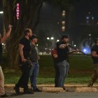 Policías intentan dispersar el pasado lunes una manifestación de seguidores del saliente presidente de Brasil, Jair Bolsonaro, en Brasilia (Brasil). /ANDRÉ BORGES