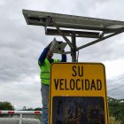Chequeo. Un fotorradar de la CTE, ubicado en una carretera de Manabí.