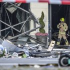 El AquaDom, el acuario cilíndrico más grande del mundo, ubicado en el interior del hotel Radisson Collection de Berlín, reventó esta mañana por razones que todavía se desconocen, vertiendo dentro del edificio y hacia la calle un millón de litros de agua y 1.500 peces tropicales.