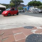 VARIAS CERAMICAS ROTAS EN ZONA REGENERADA DE URDESA CALLE JUAN DE DIOS MARTINEZ MERA Y MANUEL RENDON SEMINARIO PERIODISTA : FECHA : 15/12/2022 Agencia (ag-extra)