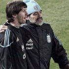 Diego Maradona (d) dirigió a Lionel Messi en la Copa del Mundo de Sudáfrica 2010.
