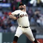 14 victorias y 8 derrotas lanzó la pasada temporada Rondón para los Gigantes de San Francisco.