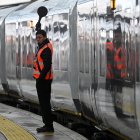 Un tren en la estación de Waterloo en Londres este 13 de diciembre de 2022. /EPA/ANDY RAIN