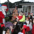 Personaje. Papá Noel llegó a la urbanización para disfrutar con los más pequeños.