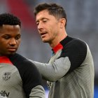 Ansu Fati (i) y Lewandowski durante los trabajos de ayer de los culés.