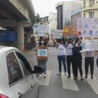 En las calles, los estudiantes de la Universidad de Agraria invitan a la comunidad a que se sumen al cuidado del ambiente.
