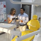 Consultorio. Los odontólogos Ericka Mendoza y Alex Bravo en Dental Site, donde se insta a regalar una sonrisa y salud dental en esta Navidad.