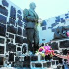 En el mausoleo donde reposan desde 1937 los restos de Gardel y su madre, Berthe Gardés.