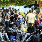 Migrantes indocumentados espeando en el parque central de Tapachula en Chiapas (México)