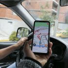 Tecnología. Los conductores utilizan las aplicaciones de movilidad para buscar rutas alternas, para conocer el estado de las vías  y tratar de llegar a tiempo.