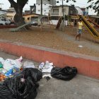 La carros recolectores se llevan la basura en la noche, pero algunos vecinos vuelven a depositar los desechos luego de que el camión ha cumplido su recorrido.