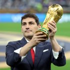 El exportero de la selección española de fútbol Iker Casillas sostiene el trofeo del Mundial de fútbol antes de la final del Mundial de Qatar 2022.