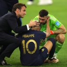 El presidente Macron (i) y el arquero de Argentina consuelan a Mbappé.