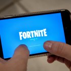 Imagen de archivo de una persona juega Fortnite en un iPhone en Miami, Florida, EE. UU.