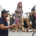 Los artesanos trabajan en algunos monigotes que todavía no están culminados