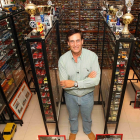 Goldvarg con los dos certificados de sus récords Guinnes y su colección.