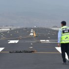 Fotografía de archivo que muestra los escombros y piedras que obstaculizan una pista de aterrizaje del aeropuerto Alfredo Rodríguez Ballón, durante una protesta, en la ciudad de Arequipa (Perú).
