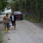 Esquivar. Los carros se dañan con frecuencia y los que usan bicicleta prefieren caminar.